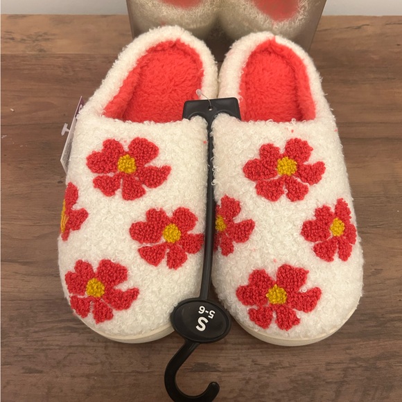 Floral Red and White Slippers - Picture 3 of 3